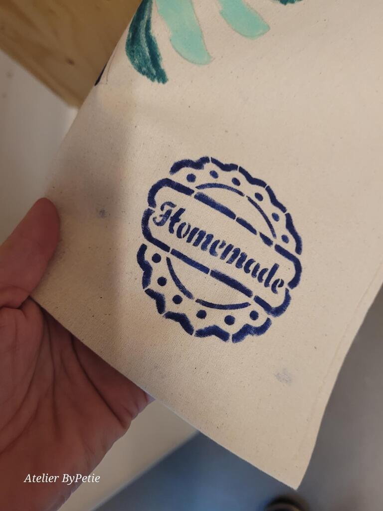 Katoenen totebag met blauw Homemade-stempel en geschilderde bloem